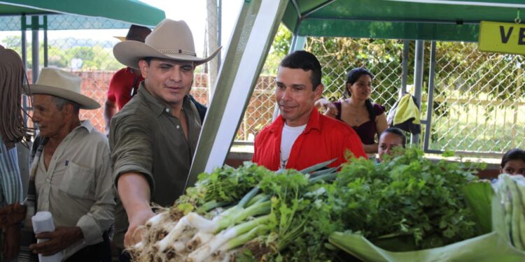 Zorro apoyó la feria campesina y anunció proyectos clave para Sabanalarga