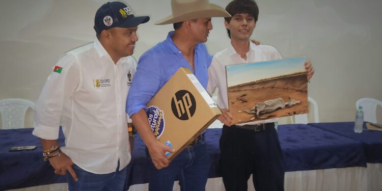 Gobernador César Ortíz Zorro firma pacto por la resiliencia y la adaptación al cambio climático con jóvenes de Casanare