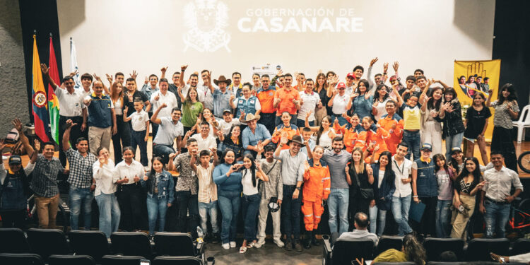 Gobernador César Ortíz Zorro firma pacto por la resiliencia y la adaptación al cambio climático con jóvenes de Casanare