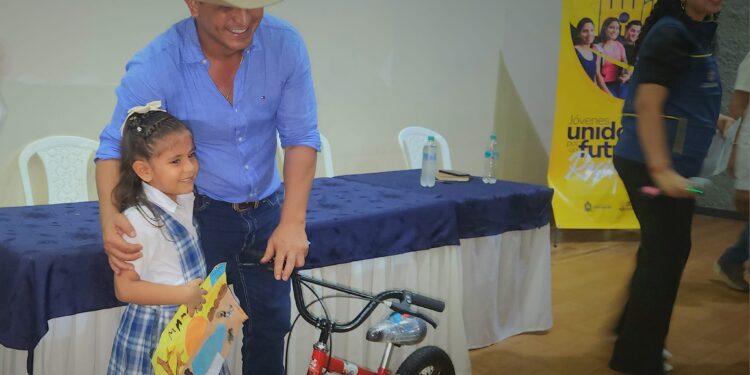 Gobernador César Ortíz Zorro firma pacto por la resiliencia y la adaptación al cambio climático con jóvenes de Casanare