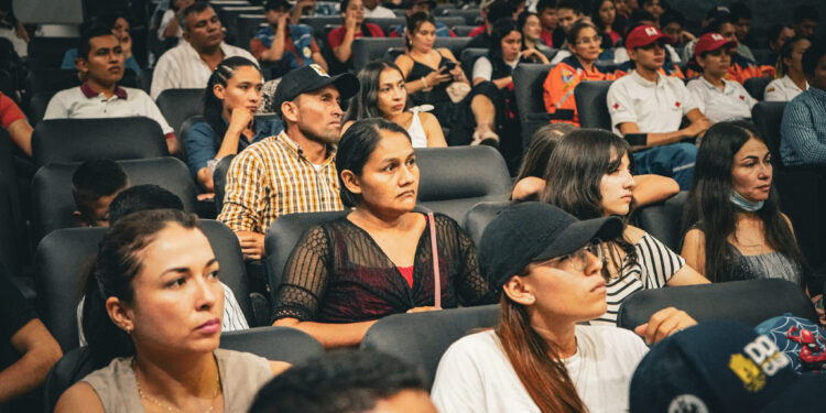 Gobernador César Ortíz Zorro firma pacto por la resiliencia y la adaptación al cambio climático con jóvenes de Casanare