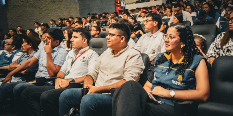 Gobernador César Ortíz Zorro firma pacto por la resiliencia y la adaptación al cambio climático con jóvenes de Casanare