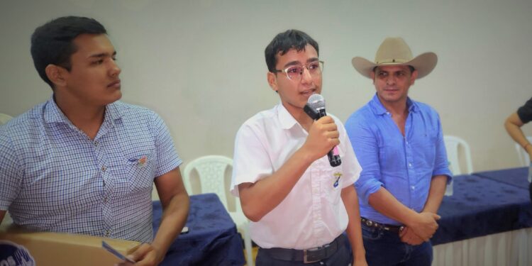 Gobernador César Ortíz Zorro firma pacto por la resiliencia y la adaptación al cambio climático con jóvenes de Casanare