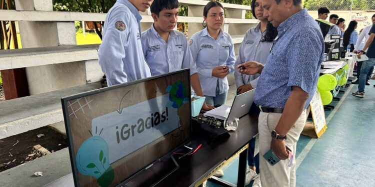 Estudiantes de la I.E. Carlos Lleras Restrepo de Yopal demuestran su creatividad en «Feria Educativa»