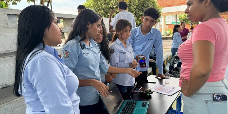 Estudiantes de la I.E. Carlos Lleras Restrepo de Yopal demuestran su creatividad en «Feria Educativa»