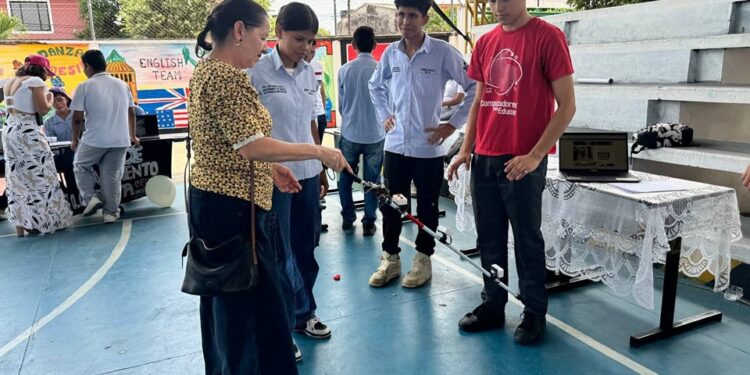 Estudiantes de la I.E. Carlos Lleras Restrepo de Yopal demuestran su creatividad en «Feria Educativa»