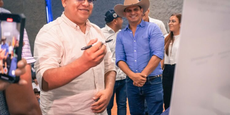 Gobernador César Ortíz Zorro firma pacto por la resiliencia y la adaptación al cambio climático con jóvenes de Casanare