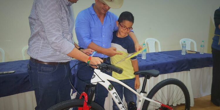 Gobernador César Ortíz Zorro firma pacto por la resiliencia y la adaptación al cambio climático con jóvenes de Casanare