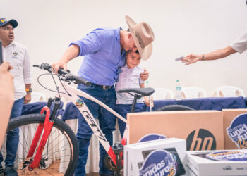 Gobernador César Ortíz Zorro firma pacto por la resiliencia y la adaptación al cambio climático con jóvenes de Casanare
