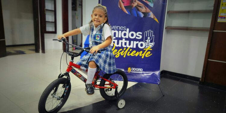 Gobernador César Ortíz Zorro firma pacto por la resiliencia y la adaptación al cambio climático con jóvenes de Casanare