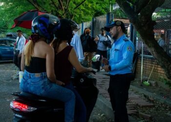 Promotores Viales de la Secretaría de Movilidad de Yopal realizan actividades de sensibilización en el uso de parqueaderos