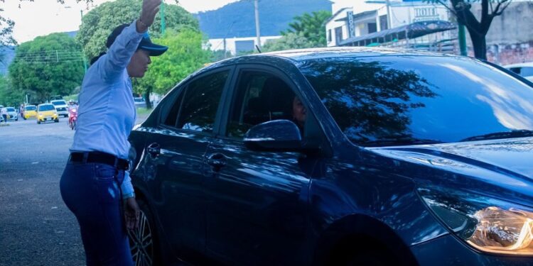 Promotores Viales de la Secretaría de Movilidad de Yopal realizan actividades de sensibilización en el uso de parqueaderos