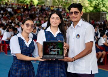 Tecnología en manos de estudiantes y docentes: Gobernador entrega tablets en Nunchía