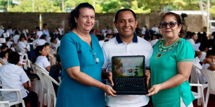 Tecnología en manos de estudiantes y docentes: Gobernador entrega tablets en Nunchía