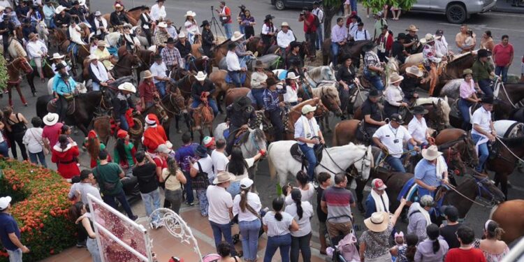 Más de 1.000 jinetes participan en la imponente Cabalgata del YopalFest 2024