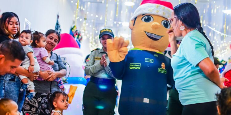 Hoy, la Policía Comunitaria de Casanare, en compañía de la Policía Cívica de mayores, llevó sonrisas a los pequeños héroes del HORO