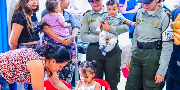 Hoy, la Policía Comunitaria de Casanare, en compañía de la Policía Cívica de mayores, llevó sonrisas a los pequeños héroes del HORO