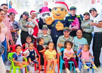 Hoy, la Policía Comunitaria de Casanare, en compañía de la Policía Cívica de mayores, llevó sonrisas a los pequeños héroes del HORO
