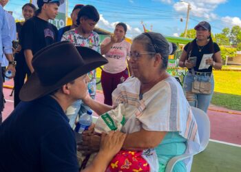 Zorro entrega paquetes nutricionales en Villanueva