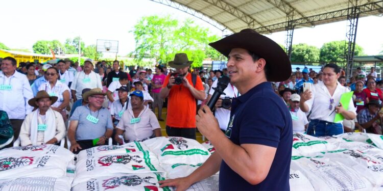 Zorro entrega paquetes nutricionales en Villanueva