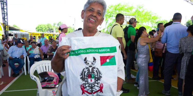 Zorro entrega paquetes nutricionales en Villanueva