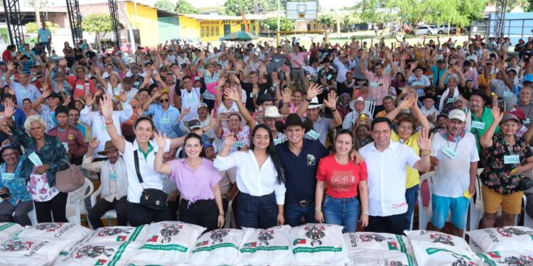Zorro entrega paquetes nutricionales en Villanueva