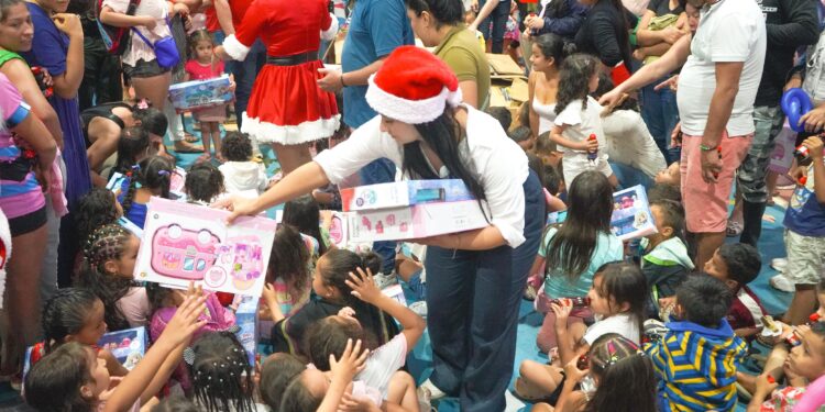 Gestora Social Ilumina Villanueva con Regalos y Sonrisas Navideñas