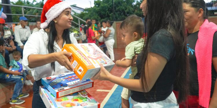 Gestora Social Ilumina Villanueva con Regalos y Sonrisas Navideñas