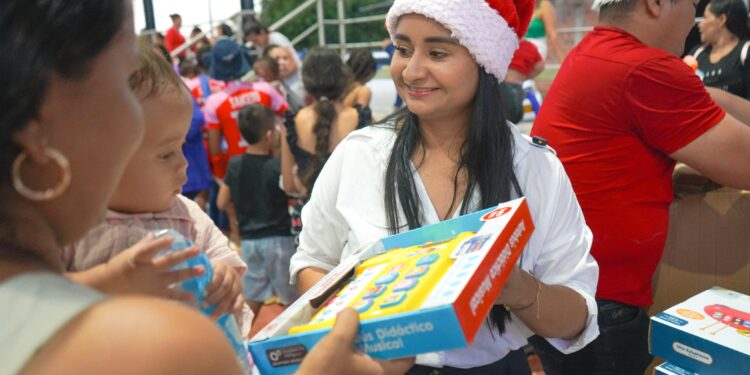 Gestora Social Ilumina Villanueva con Regalos y Sonrisas Navideñas