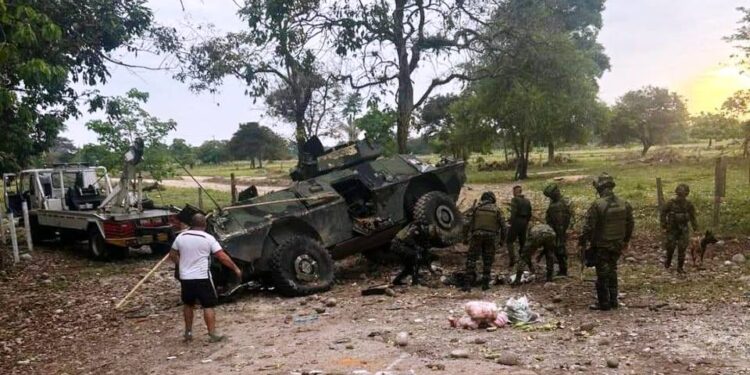 Atentado en Saravena: vehículo blindado del Ejército nacional afectado por carga explosiva del ELN