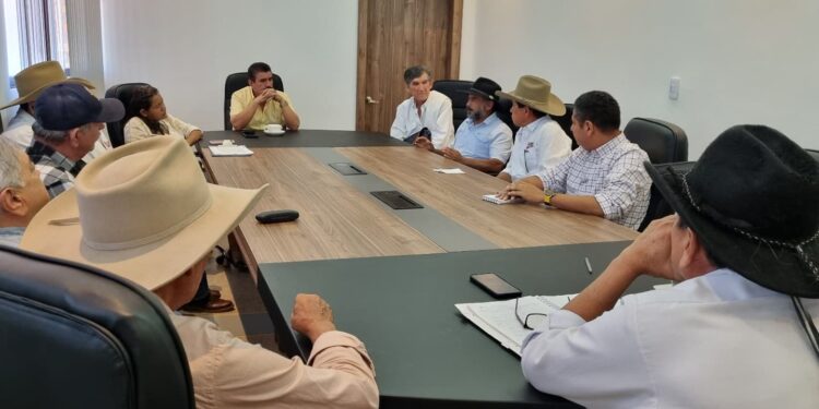 El Alcalde Marco Tulio Ruíz se reúne con ganaderos de Yopal para fortalecer el sector