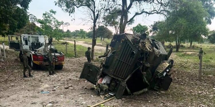Atentado en Saravena: vehículo blindado del Ejército nacional afectado por carga explosiva del ELN