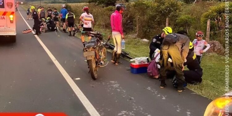 Accidente de tránsito en Monterrey: Mujer de 28 años se lesiona en motocicleta