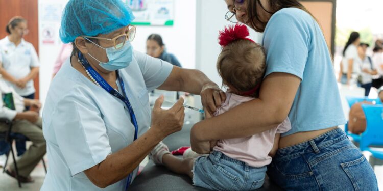 Éxito en la primera jornada nacional de vacunación 2025: «Puesta al Día: de regreso a clases»