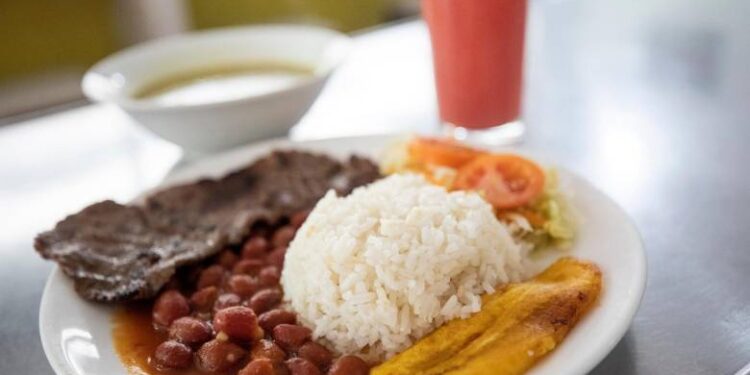 Precio del almuerzo «Corrientazo» subió en este nuevo año 2025
