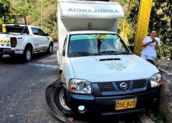 Ambulancia sufre accidente en la vía a Yopal