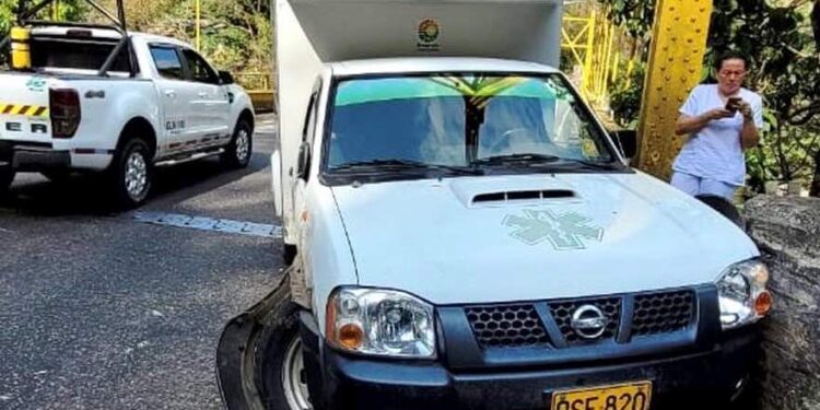 Ambulancia sufre accidente en la vía a Yopal