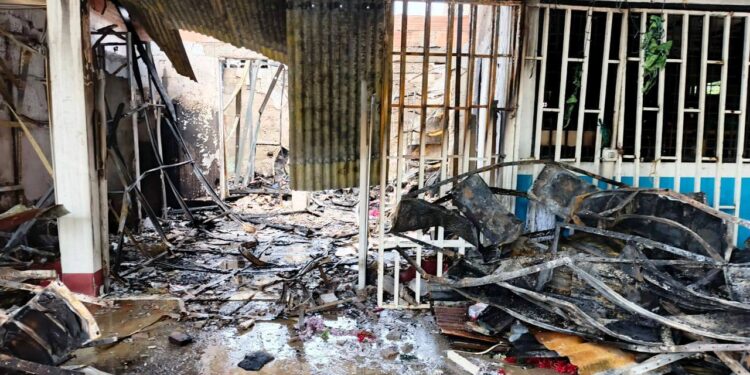 Incendio devasta dos establecimientos comerciales en Puerto Rondón