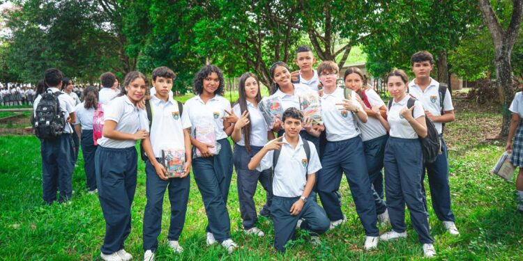 Gran entrega de «Donakits» en Villanueva beneficia a estudiantes de todos los grados