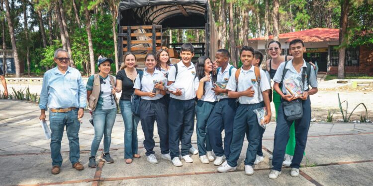 Gran entrega de «Donakits» en Villanueva beneficia a estudiantes de todos los grados