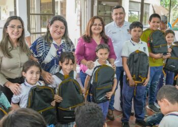 Entrega de kits escolares a estudiantes de la IE Francisco José de Caldas