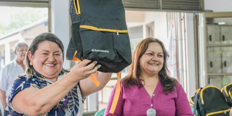 Entrega de kits escolares a estudiantes de la IE Francisco José de Caldas