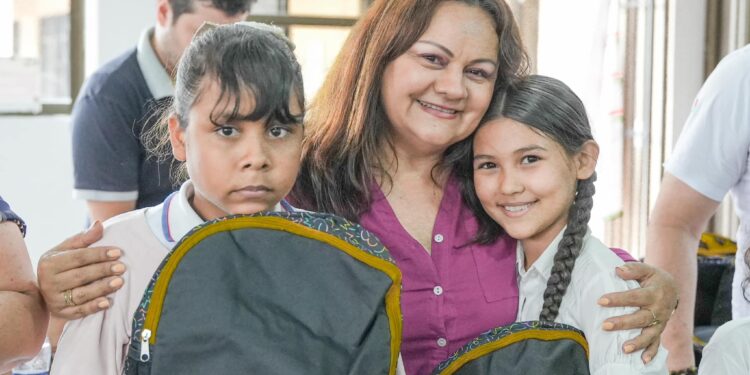 Entrega de kits escolares a estudiantes de la IE Francisco José de Caldas
