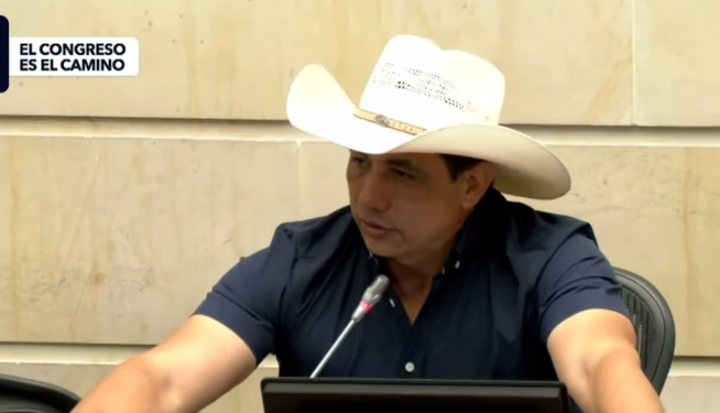 Alirio Barrera se expresa con firmeza en pleno Senado: «Aquí se legisla con orden»