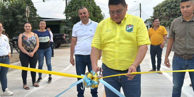 Alcalde de Fortul entrega seis nuevas cuadras de pavimento a la comunidad