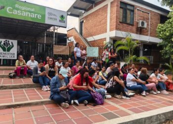 Madres comunitarias realizan manifestación pacífica frente a la Regional Casanare del ICBF
