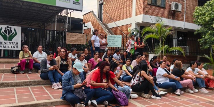 Madres comunitarias realizan manifestación pacífica frente a la Regional Casanare del ICBF