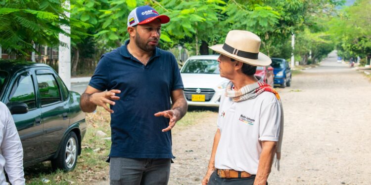 Jornada de aseo y cuidado de árboles en el parque principal de La Chaparrera