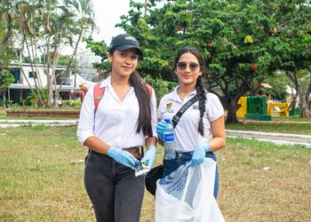 Jornada de aseo y cuidado de árboles en el parque principal de La Chaparrera