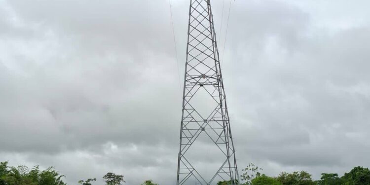 Enelar avanza en la construcción de torres de energía en zona rural de Tame